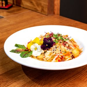 Νουντλς ρυζιού με tofu και λαχανικά