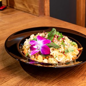 Νουντλς ρυζιού με κοτόπουλο και λαχανικά