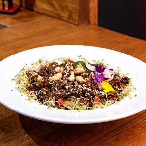 Νουντλς soba (νουντλς από αλεύρι φαγόπυρου) με βοδινό κρέας και λαχανικά