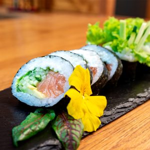 Futomaki με ταρτάρ σολομού και τυρί Philadelphia