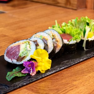 Futomaki με τόνο, spicy mayo και λαχανικά