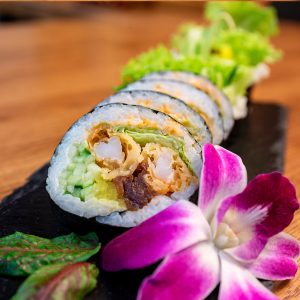 Futomaki με γαρίδες σε τέμπουρα, spicy mayo και λαχανικά