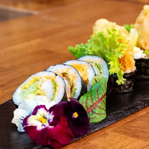 Futomaki με καλαμάρια σε τέμπουρα, spicy mayo και λαχανικά