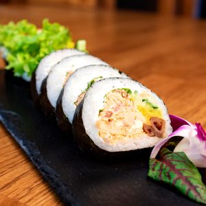 Futomaki με ψητό σολομό, τυρί Philadelphia και λαχανικά