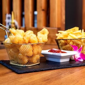 Φιλετάκια κοτόπουλου σε τραγανή τεμπούρα σερβιρισμένα με ψητές πατάτες