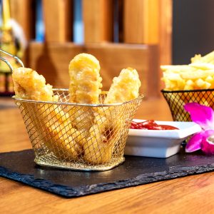 Φιλέτο μπακαλιάρου σε τραγανή τεμπούρα σερβιρισμένο με ψητές πατάτες