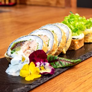 Tamago maki με ψητό σολομό, τυρί Philadelphia και λαχανικά