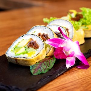 Tamago maki με λαχανικά σε τεμπούρα και spicy mayo