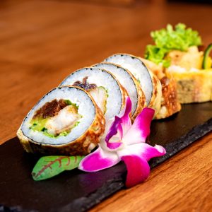 Tamago maki με μπακαλιάρο σε τέμπουρα, τυρί Philadelphia και λαχανικά