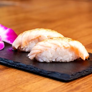 Nigiri με καψαλισμένο σολομό