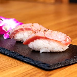 Nigiri με καψαλισμένο τόνο