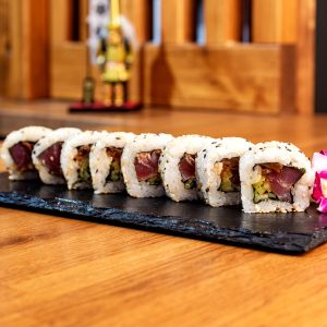 California maki με τόνο, spicy mayo και λαχανικά
