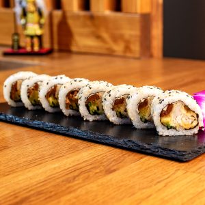 California maki με μπακαλιάρο σε τέμπουρα, τυρί Philadelphia και λαχανικά