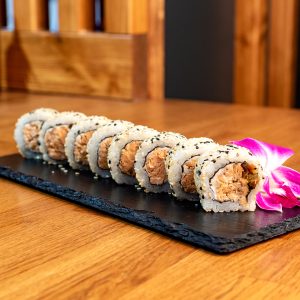 California maki με ψητό σολομό, τυρί Philadelphia και λαχανικά