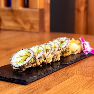 Tempura maki με αβοκάντο, τυρί Philadelphia και λαχανικά