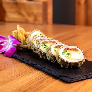 Tempura maki με tofu σε τέμπουρα, πικάντικη μαγιονέζα και λαχανικά