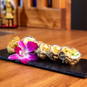 Tempura maki με κολοκύθι σε τέμπουρα, πικάντικη μαγιονέζα και λαχανικά