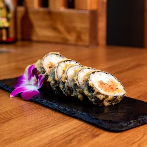 Tempura maki με ταρτάρ σολομού και τυρί Philadelphia