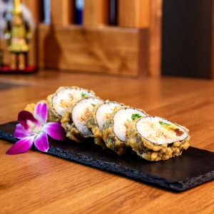 Tempura maki με ψητό σολομό, τυρί Philadelphia και λαχανικά
