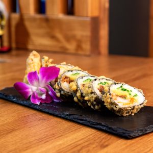 Tempura maki με καλαμάρια σε τέμπουρα, spicy mayo και λαχανικά