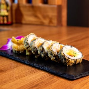 Tempura maki με μπακαλιάρο σε τέμπουρα, τυρί Philadelphia και λαχανικά