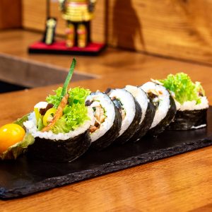 Futomaki με μαριναρισμένο χέλι, τυρί Philadelphia και λαχανικά