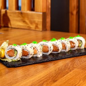 California maki με σολομό, τυρί Philadelphia, αβοκάντο και λαχανικά