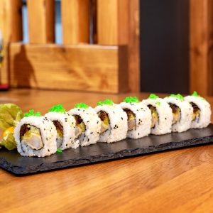 California maki με γαρίδες σε τέμπουρα, spicy mayo και λαχανικά