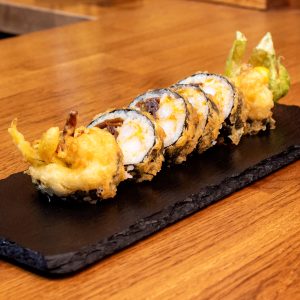 Tempura maki με γαρίδες σε τέμπουρα, spicy mayo και λαχανικά