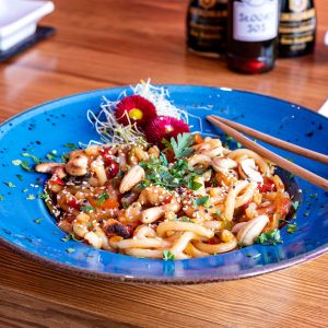 Νουντλς udon με βοδινό κρέας και λαχανικά